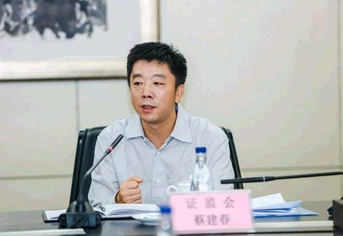 李超副主席在致辞中指出，设立资产证券化业务专业委员会恰逢其时，对于落实全国金融工作会议决策部署、推动资产证券化业务持续健康发展具有重要意义。2014年起，证监会积极落实放管服要求，激发了市场活力。企业资产证券化产品市场参与主体日趋多元化，发行规模逐步扩大、大类基础资产类别日渐聚焦，初步取得了较好成绩。李超副主席强调，看到发展成绩的同时也要清醒认识到业务中存在的不足，如中介机构合规内控薄弱，尽职调查不充分等问题，要引起监管部门、自律组织的高度重视，及早采取措施，防范出现更大的问题和风险。资产证券化业务近期重点工作是在进一步提升资产证券化服务实体经济能力的同时，不断完善资产证券化业务规则制度体系，强化市场参与机构的合规风控能力，防控风险，统筹协调发行审核和信息披露标准，完善风险监测体系和监管信息共享机制。李超副主席指出，此次成立资产证券化业务专业委员会，希望能够建立起行业、自律组织与监管部门的沟通平台。专业委员会要配合自律组织做好自律管理工作，防范金融市场风险，促进资产证券化业务的稳定发展。 