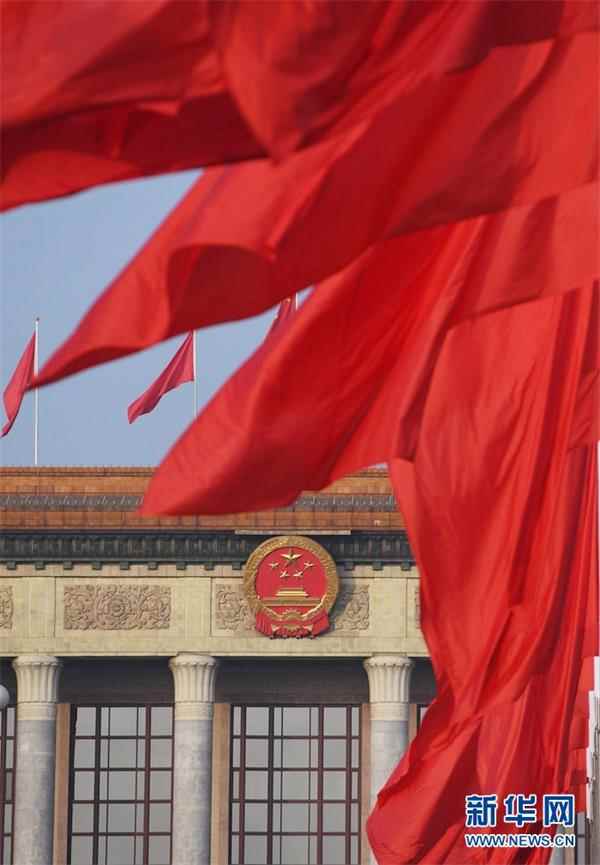 10月24日,天安门广场红旗招展。当日,中国共产党第十九次全国代表大会在北京人民大会堂举行闭幕会。新华社记者申宏摄