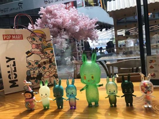 大熊出门前带的八只娃娃,中间一只为欧若拉“。澎湃新闻记者喻琰摄