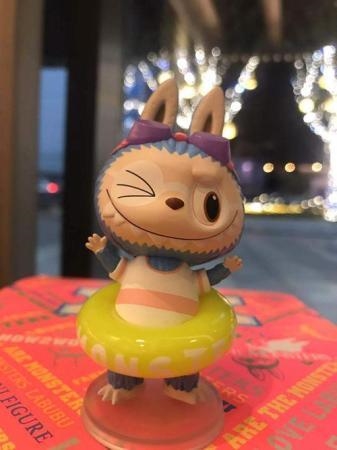 拉布布运动系列隐藏款游泳“,玩家用8496元买到它。澎湃新闻记者喻琰摄