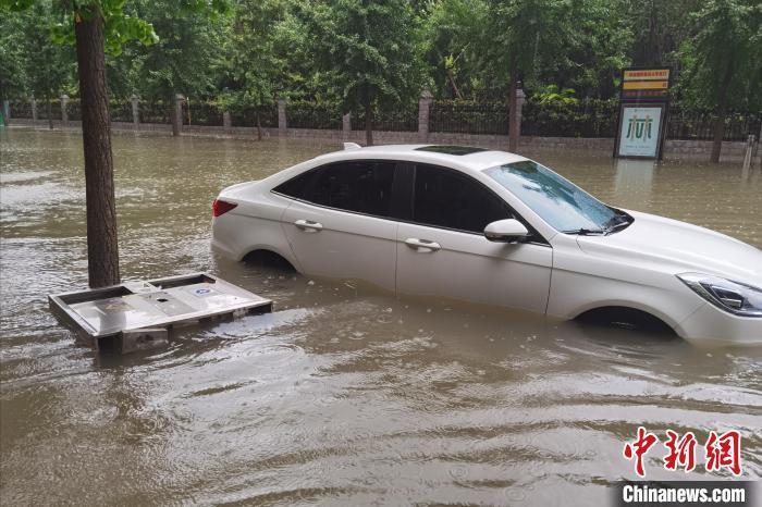 图为7月20日下午,郑州市区路边搁浅的车辆。 李明明 摄 点击进入下一页